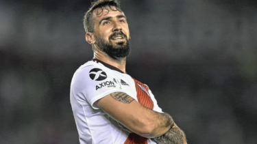 El Oso y su festejo patentado con la camiseta del Millo. Seguirá su carrera en Paraguay.
