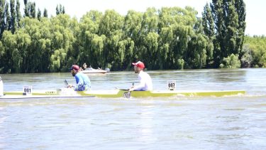 Julián Algañaras y Marcos Figueroa, al llegar ayer al balneario de Luis Beltrán, al final de la tercera etapa. (Foto/Jorge Silva)