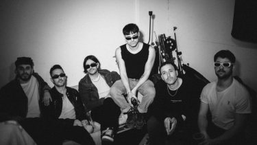 Full band. Gastón Delucca, de musculosa negra, entre sus músicos y amigos que lo acompañan en la aventura solista de El Peligro de los Vientos. (Foto: Elías Heredia)