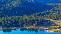 Imagen de El pueblo mágico de la Patagonia, escondido entre montañas, agua cristalina y frutas finas