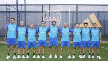 Diego Martínez y su cuerpo ténico ya posaron con la ropa de Boca.