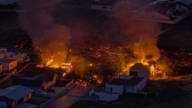 Erupción en Islandia: debieron evacuar una zona turística