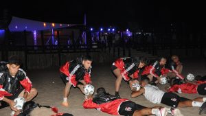 La insólita pretemporada de Riestra: de madrugada, en la playa y frente a un boliche