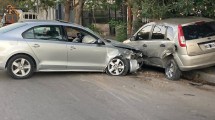 Imagen de Violento accidente en Cipolletti: perdió el control, chocó un motociclista y un auto estacionado
