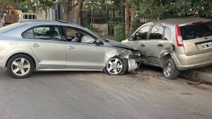 Violento accidente en Cipolletti: perdió el control, chocó un motociclista y un auto estacionado