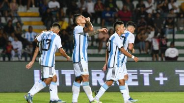 Argentina goleó 5 a 0 a Chile y pasó al cuadrangular final. (Foto: @Argentina)