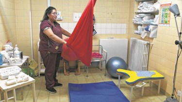 La sala vertical cuenta con varias alternativas: un banquito, una tela, una colchoneta y una pelota. Foto Alfredo Leiva.