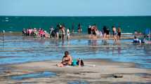 Imagen de Las Grutas: siguen las mareas extraordinarias y piden precaución a la hora de estacionar cerca de la costa