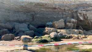 Las Grutas: se derrumbó una porción de acantilados de la primera bajada