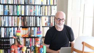 De más de 700 páginas, la novela editada por Penguin Random House parece escrita contra la cultura de la inmediatez y la dispersión.