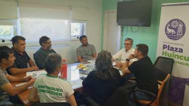Los representantes del gremio firmaron el acta junto al intendente Larraza (Foto: gentileza)