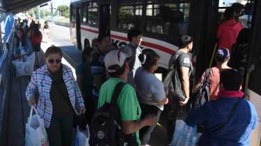 Piden que los trabajadores esenciales de Río Negro sigan viajando gratis en colectivos 