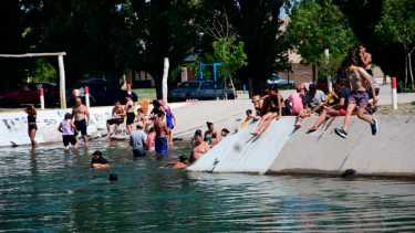 Las temperaturas extremas del verano, que superaron los 40 grados durante la jornada, hizo que el Canal Grande se poblara de chicos y grandes bañándose pese a que desde el Consorcio de Riego advierten de los peligros de arrojarse en los cursos de agua que administra. Fotos: Andrés Maripe