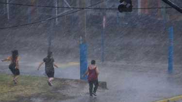 La tormenta generó varios inconvenientes. Foto Andrés Maripe