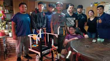 Técnicos para la inclusión: crearon una silla y le cambiaron la vida a un chico con discapacidad