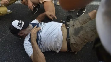 Ley Ómnibus: aplicaron el protocolo antipiquetes y el líder del Polo Obrero terminó en el piso