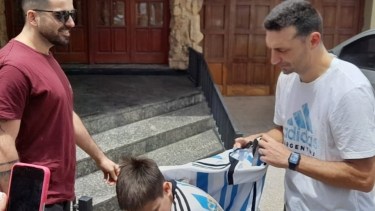 Horas antes, el entrenador firmó autógrafos y se sacó fotos en Pujato.