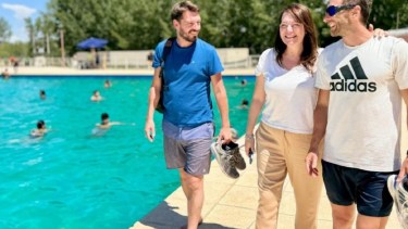 Rodrigo Buteler junto a Karina Alvarez y Leandro Domini. Foto: Gentileza.
