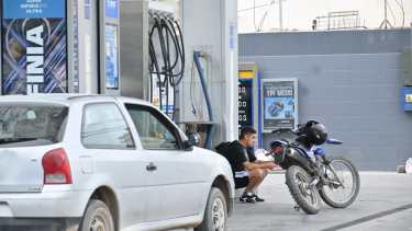 YPF detuvo los surtidores algunos minutos a la espera de la actualización de tarifas en Cipolletti. Foto: Florencia Salto. 