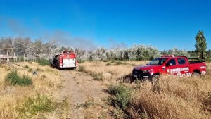 Impactante incendio de pastizales a metros de las viviendas, en Neuquén