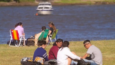 La costanera es un lugar perfecto para tomar sol y compartir con amigos. Foto: Pablo Leguizamon.