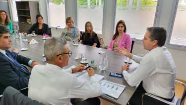 Antes del fin de año el juez del STJ Ricardo Apcarián (derecha) se reunió con los jueces y juezas de Cipolletti. Participo el titular de las Oficinas Judiciales Fabian MItidieri. (gentileza) 