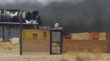 Imagen de Se incendió el galpón de una reconocida heladería en Centenario: confirmaron pérdidas totales