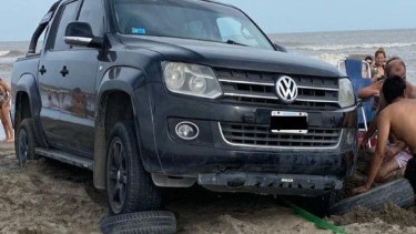 A pesar de los intentos la carrocería quedó apoyada en la arena. Foto gentileza.