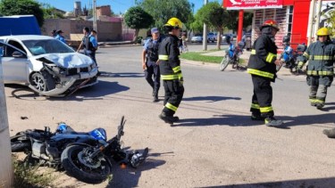 El motociclista sufrió heridas de consideración en su pierna. Foto: https://centenariodigital.com.ar/