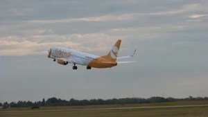 Tensión en Ezeiza: un avión de Flybondi debió aterrizar de emergencia por una falla técnica