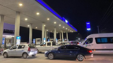 En Neuquén también hubo filas en las estaciones de servicio. Foto: Rodrigo Ramírez. 