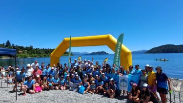 Nadaron hasta la Isla Huemul en el lago Nahuel Huapi