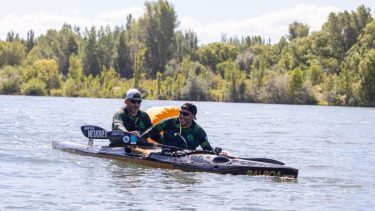 Mariano Mansilla, junto a Aníbal Fernández, al momento de finalizar la primera etapa en Roca. (Foto/Juan Thomes)