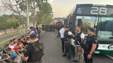 La policía de Buenos Aires detuvo a 30 personas por el enfrentamiento entra las dos barras. (Foto: Télam)