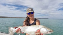 Imagen de «¡Picó algo grande!» Mirá qué buena trucha pescó Belén en El Chocón
