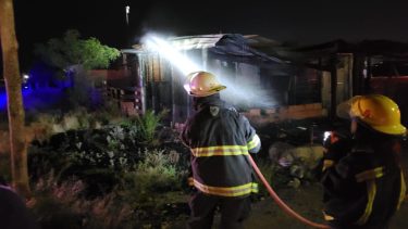 Intervino bomberos y personal del EPEN. Foto: CentenarioDigital.