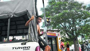 Estos días no dan tregua. Transitar el asfalto urbano se hace una misión por demás imposible. (FOTO: Matías Subat)