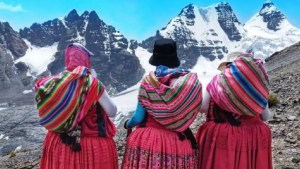 Las cholitas escaladoras de Bolivia buscan llegar al Everest