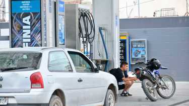 Como en otras ciudades de la región, la idea de los intendentes es aplicar un extra del 4,5% sobre el valor del combustible sin impuestos.
