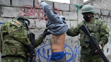 Los militares custodian las calles en Ecuador. Foto AP