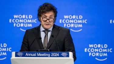 El presidente Javier Milei se refirió hoy a la inflación y sostuvo que “en enero, por las vacaciones, suben los precios”, pero remarcó que si se replica el 25 por ciento de diciembre será “un buen dato”. (Photo by Fabrice COFFRINI / AFP)
