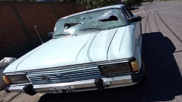 El auto recibió varios disparos. Foto gentileza.