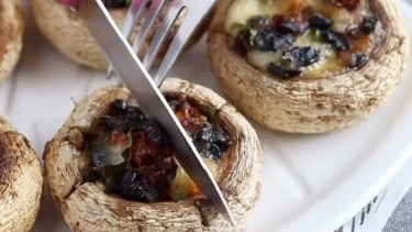 Champiñones rellenos con queso gratinado
