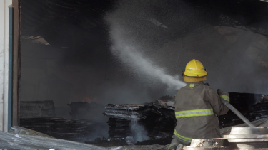 El incendio  en Neuquén se registró en el depósito de Expreso Oliva Hnos. Foto: Oscar Livera.