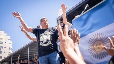 La amenaza de Pablo Moyano a Caputo: "Lo van a llevar en andas, pero al Riachuelo"