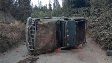La camioneta volcó y el hombre quedó bajo la camioneta. Foto: Diario 10.