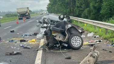 La mujer salió despedida del auto y murió en el acto.