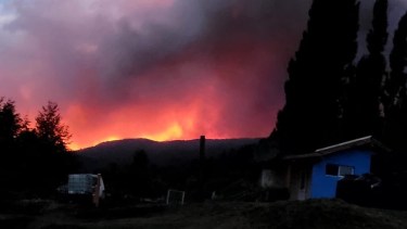 Así estaban las llamas en la noche de este viernes.