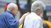 Imagen de Jubilados cobran el bono de 55 mil pesos en febrero 2024: Cuándo se paga