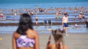 El calor sigue a pleno y las playas se disfrutan en Las Grutas